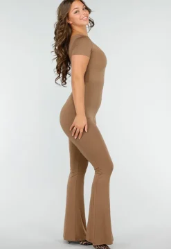 Aansluitende Bruine Jumpsuit met Vierkante Hals, Korte Mouwen en Uitlopende Pijpen