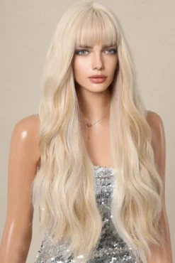 As Blonde Golvende Pruik met Pony