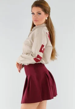 Beige Blouse met Rode NY Patchletters en Knoopsluiting