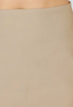 Beige Korte Skort met Rechte Pasvorm en Verborgen Broekje