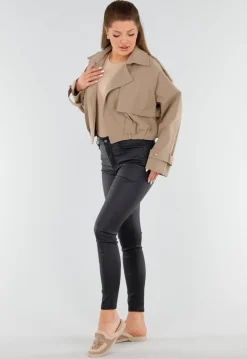 Beige Korte Trenchcoat met Schouderdetails en Knoopsluiting