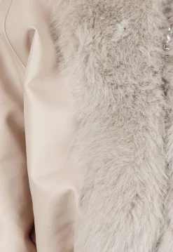 Beige Lederlook Jas Met Faux Fur