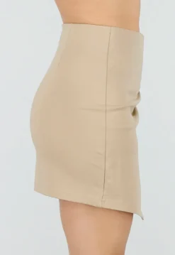 Beige Mini Rok met Overslag en Stretch en Aansluitende Pasvorm
