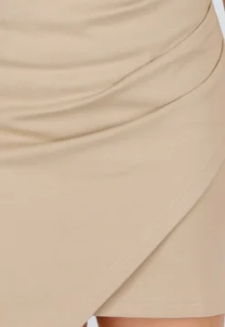 Beige Mini Rok met Overslag en Stretch en Aansluitende Pasvorm
