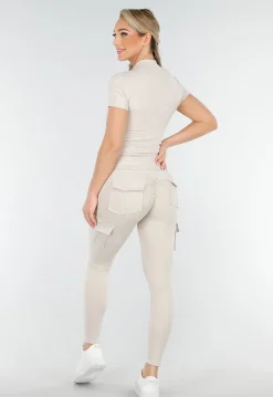 Beige Sportset met Cargozakken en Scrunch