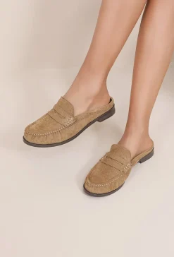 Beige Suède Instap Muiltjes met Platte Zool en Gesloten Neus