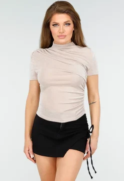Beige Top met Gedrapeerde Details en Subtiele Glans