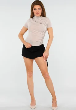 Beige Top met Gedrapeerde Details en Subtiele Glans
