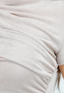 Beige Top met Gedrapeerde Details en Subtiele Glans
