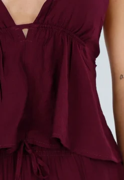Bordeaux Halter Top en Wide Leg Broek Set met Open Rug