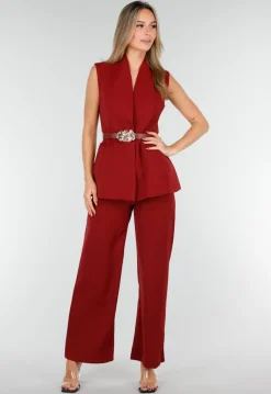 Bordeaux Matchende Set met Mouwloze Top, Statement Riem en Wide Leg Broek