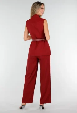 Bordeaux Matchende Set met Mouwloze Top, Statement Riem en Wide Leg Broek