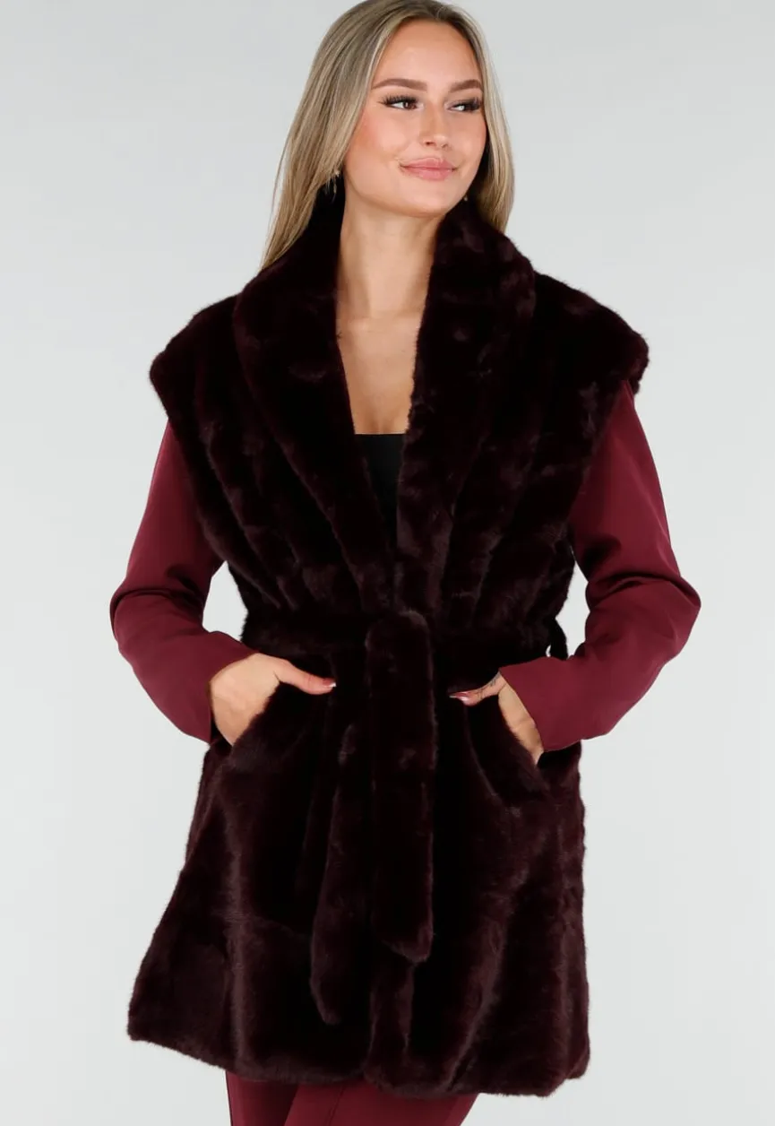 Bordeauxrode Faux Fur Bodywarmer met Ceintuur
