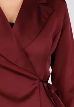 Bordeauxrode Satijnlook Wrap Blazer met Striksluiting