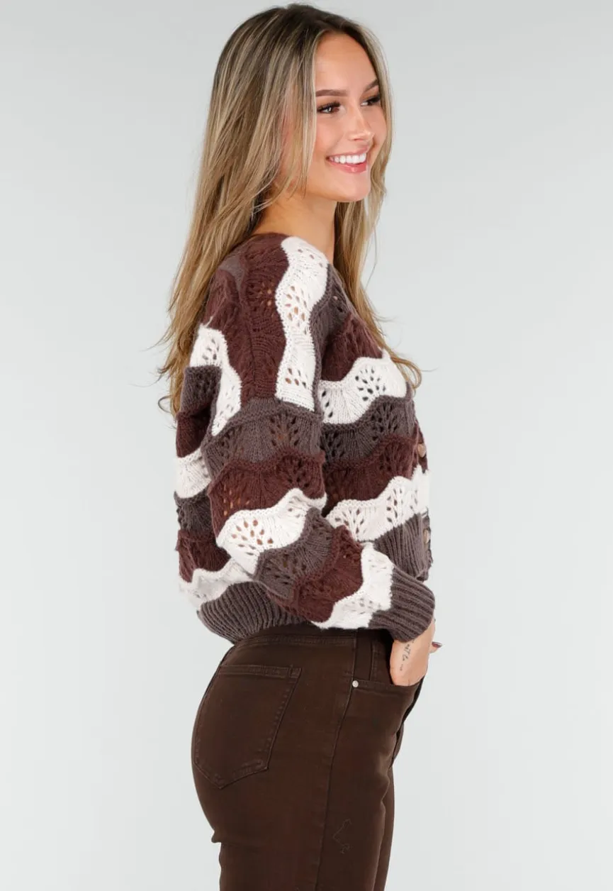 Bruin-Beige Gebreid Vest met Golvende Strepen en Hartvormige Knopen