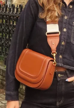 Bruine Crossbody Tas met Brede Schouderband en Gouden Accenten