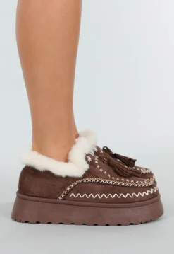 Bruine Instappers met Faux Fur en Witte Borduursels