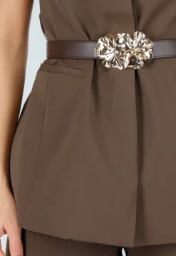 Bruine Matchende Set met Mouwloze Top, Statement Riem en Wide Leg Broek