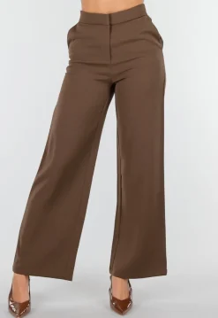 Bruine Matchende Set met Mouwloze Top, Statement Riem en Wide Leg Broek
