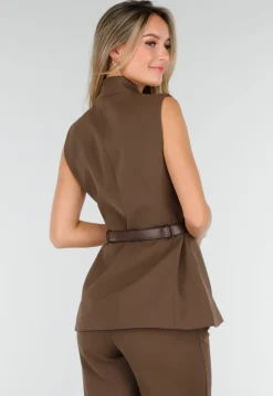 Bruine Matchende Set met Mouwloze Top, Statement Riem en Wide Leg Broek