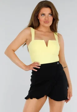 Butter Yellow Bodysuit met Brede Bandjes en V-Halsdetail
