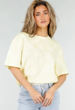 Butter Yellow Kanten T-shirt met Korte Mouwen en Ronde Hals