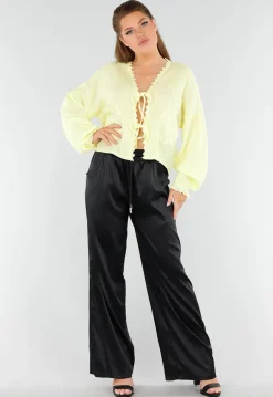 Butter Yellow Knoopblouse met Hartvormige Broderiezakken en Striksluiting