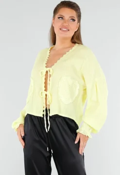 Butter Yellow Knoopblouse met Hartvormige Broderiezakken en Striksluiting