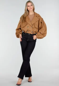 Camelkleurige Cropped Jas met Oversized Mouwen en Knopen