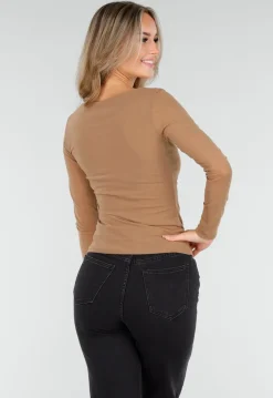 Camelkleurige Top met Lange Mouwen en Diepe Halslijn