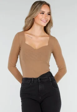 Camelkleurige Top met Lange Mouwen en Diepe Halslijn