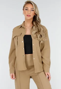 Camel Set met Blouse met Gouden Knopen en Straight Leg Broek