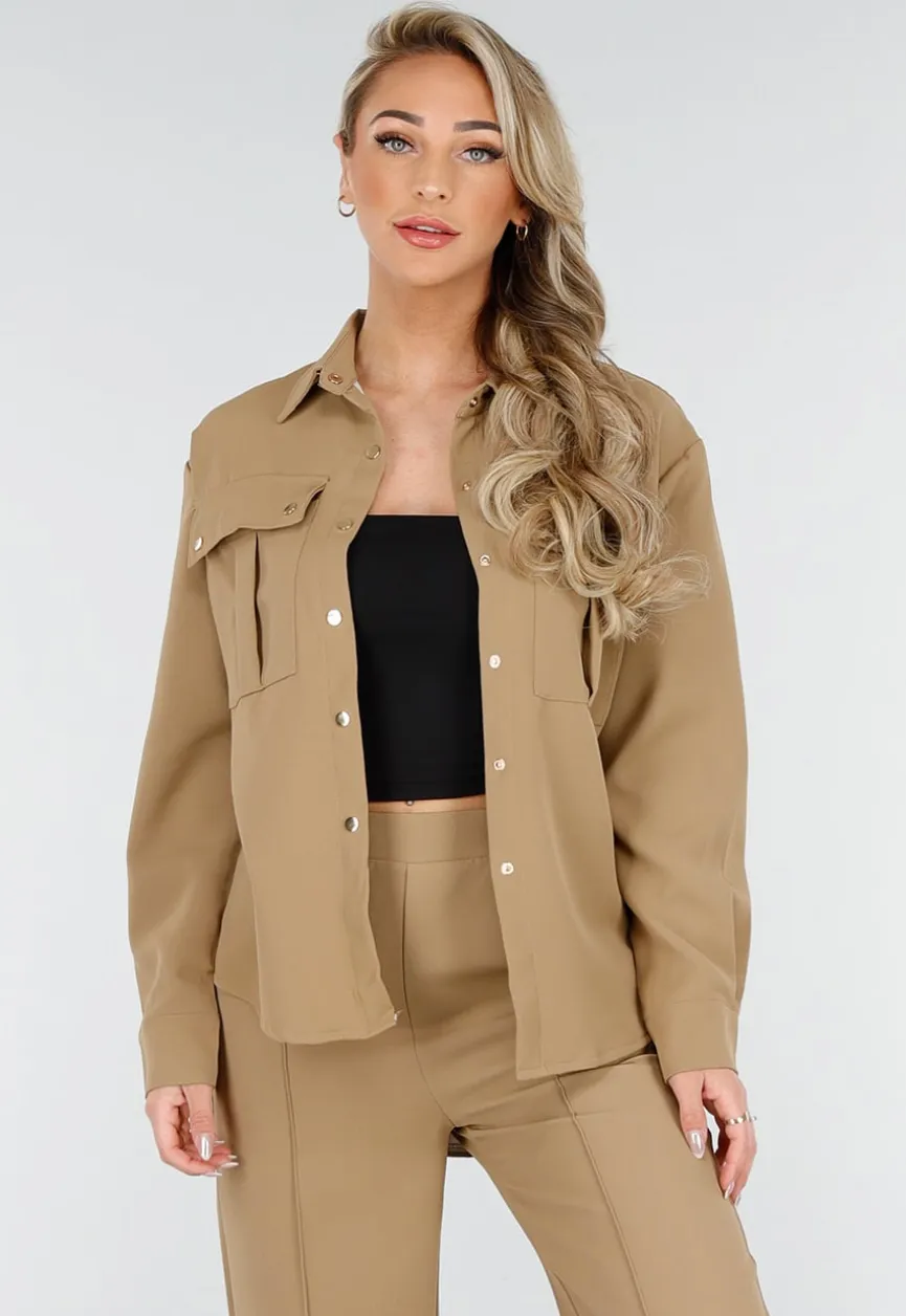 Camel Set met Blouse met Gouden Knopen en Straight Leg Broek