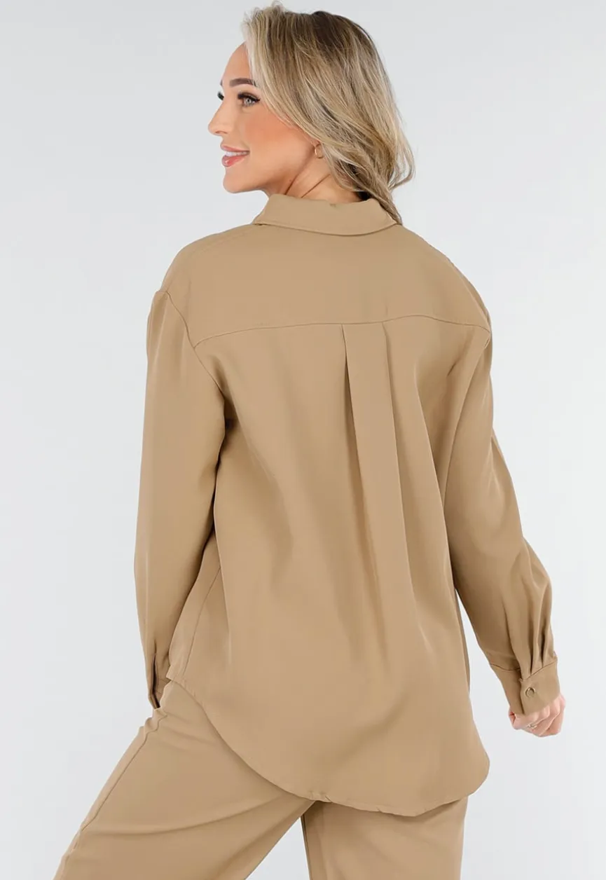 Camel Set met Blouse met Gouden Knopen en Straight Leg Broek