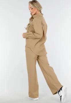 Camel Set met Blouse met Gouden Knopen en Straight Leg Broek