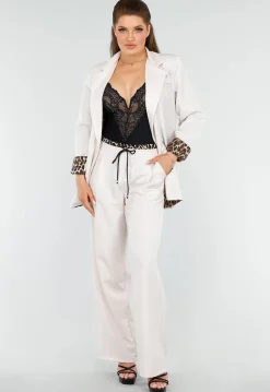 Chique Ivoor Set met Leopardprint Details