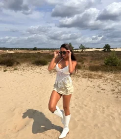 Classy Zwarte Zonnebril met Gouden Pootjes