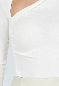 Crèmekleurige Top met Asymmetrische Halslijn en Plooidetail
