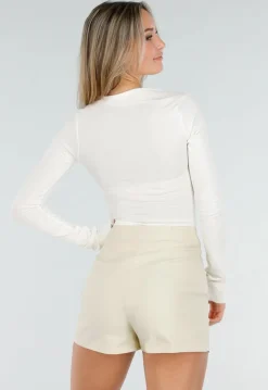 Crèmekleurige Top met Asymmetrische Halslijn en Plooidetail