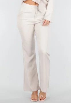 Crèmekleurige Two-Piece Set met Tailleceintuur en Rechte Broek