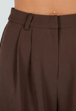 Donkerbruine Petite Pantalon met Wijde Pijpen en Plooien