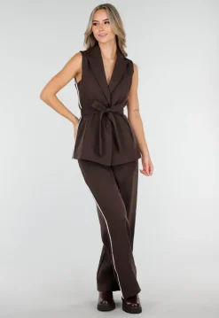 Donkerbruine Two Piece Set met Mouwloos Gilet en Rechte Broek met Witte Strepen