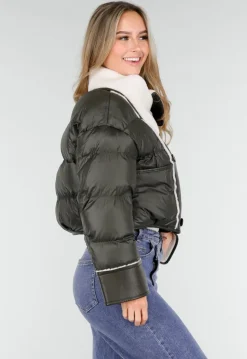 Donkergroene Jas met Witte Teddy Kraag en Dubbele Knoopsluiting
