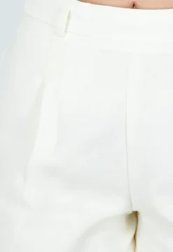 Ecru Linnenlook Short met Plooien en Rechte Pijpen