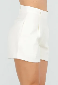Ecru Linnenlook Short met Plooien en Rechte Pijpen