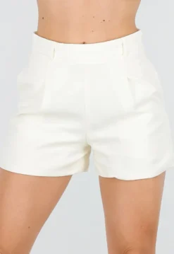 Ecru Linnenlook Short met Plooien en Rechte Pijpen