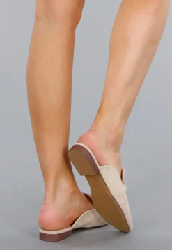 Elegante Beige Suède Loafers Met Gouden Horsebit Schakel En Puntneus