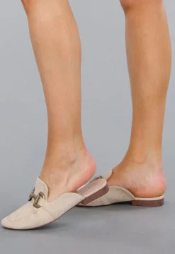 Elegante Beige Suède Loafers Met Gouden Horsebit Schakel En Puntneus