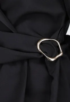 Elegante Getailleerde Zwarte Blazer met Ceintuur en Goudkleurige Gesp