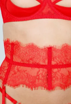 Elegante Rode Lingerieset met Kant en Straps